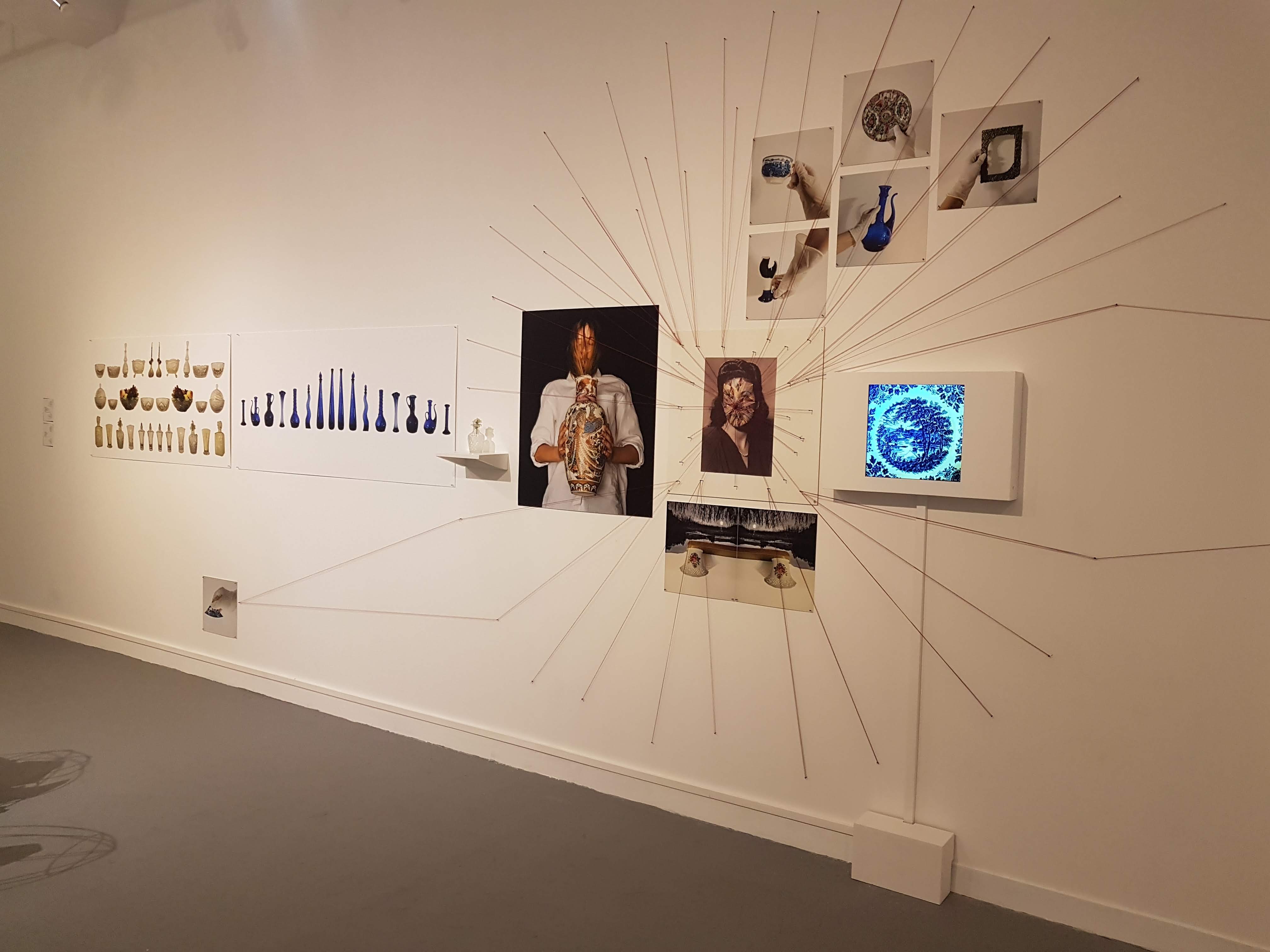 מיצב הקיר "סירה כחולה"Blue Boat שלילך בר עמי הציגה בתערוכה הקבוצתית "זרות נשית"