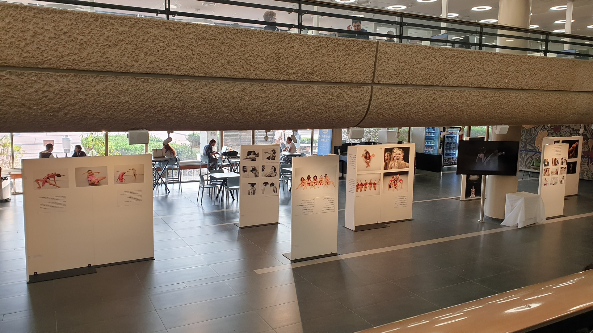 תערוכת הקולות שבגוף מוצגת בגלריית המבואה של הספרייה המרכזית ע"ש סוראסקי באוניברסיטת תל אביב, ינואר 2024