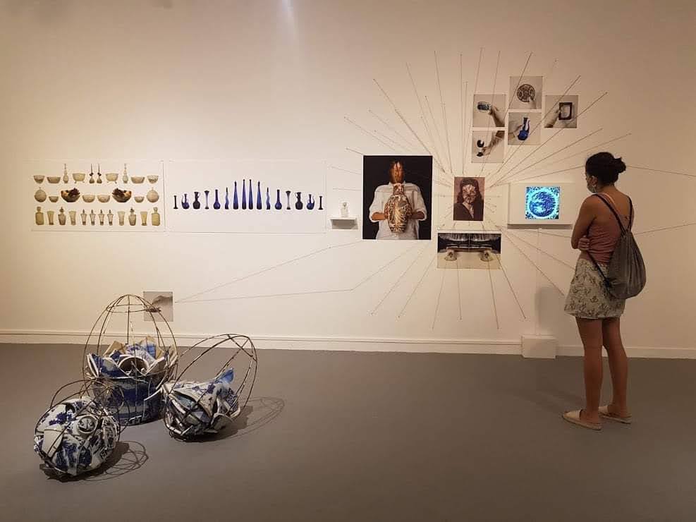 מיצב הקיר "סירה כחולה"Blue Boat שלילך בר עמי הציגה בתערוכה הקבוצתית "זרות נשית"