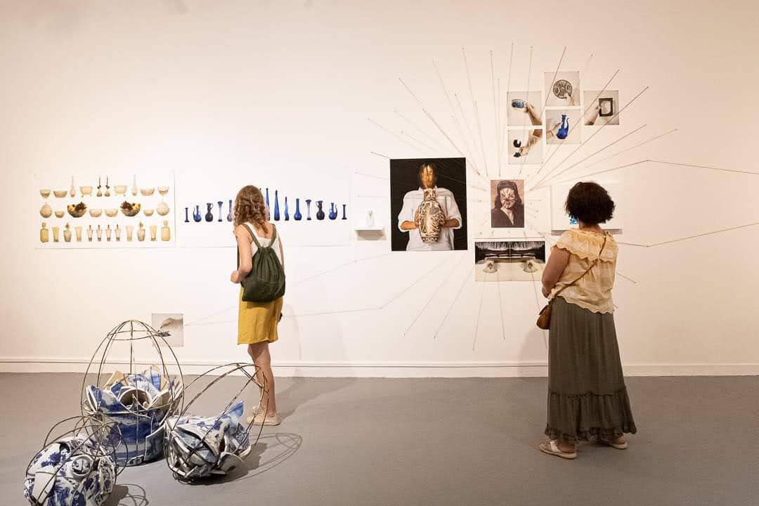 מיצב הקיר "סירה כחולה"Blue Boat שלילך בר עמי הציגה בתערוכה הקבוצתית "זרות נשית"