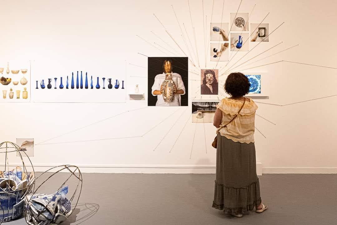 מיצב הקיר "סירה כחולה"Blue Boat שלילך בר עמי הציגה בתערוכה הקבוצתית "זרות נשית"